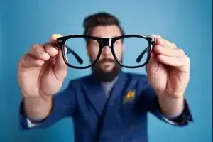 איש מחזיק משקפיים